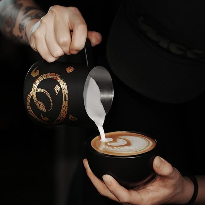 MHW-3BOMBER Milk Frothing Pitcher 450ml/15.2oz Milk Frother Cup Espresso Steaming Pitcher Stainless Steel Milk Frother Cup Barista Latte Art Black Gold - P6016S