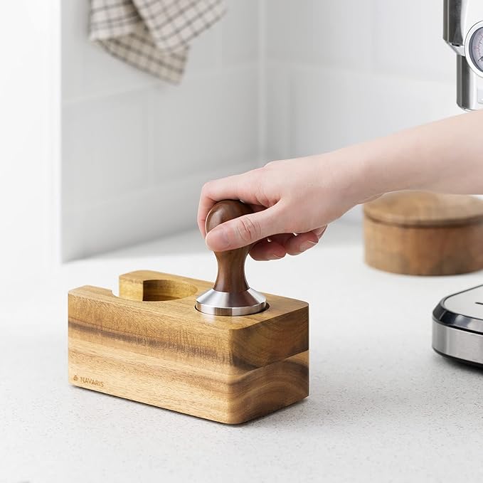 Navaris Wood Coffee Tamper Station - 51mm Tamper Holder for Espresso Machine Accessories - Wooden Portafilter Stand for Kitchen, Bar, Restaurant, Cafe